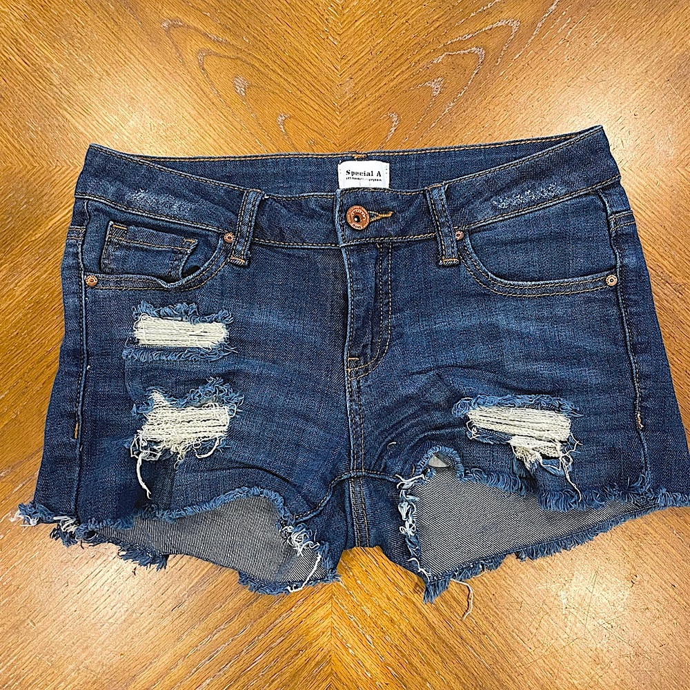 Jean shorts distressed size 24
